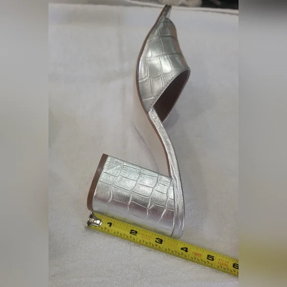 Steve Madden Silver Metallic Mules. Size 8 - Picture 3 of 8